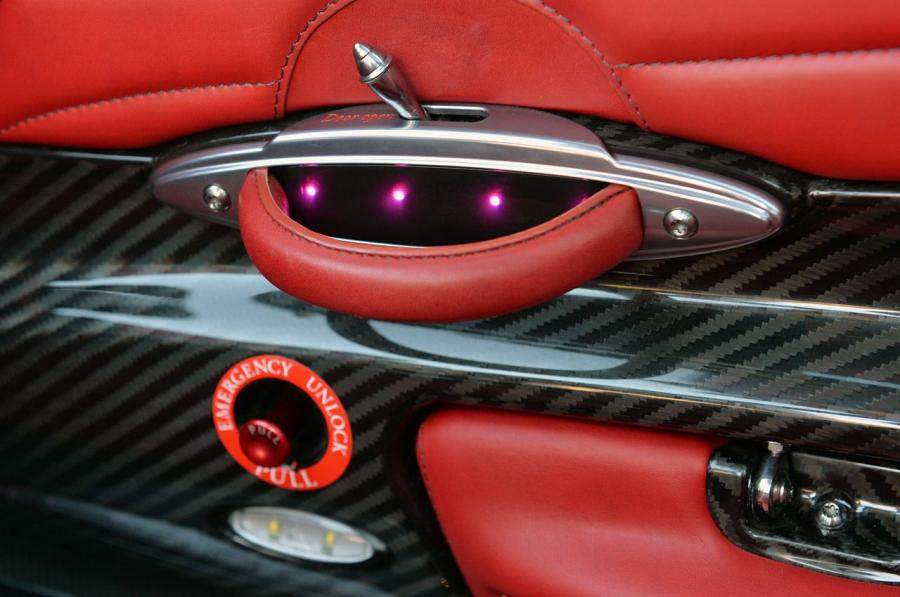 Детали интерьера Pagani Huayra 2013 года  (NA) (фото 111 из 112)